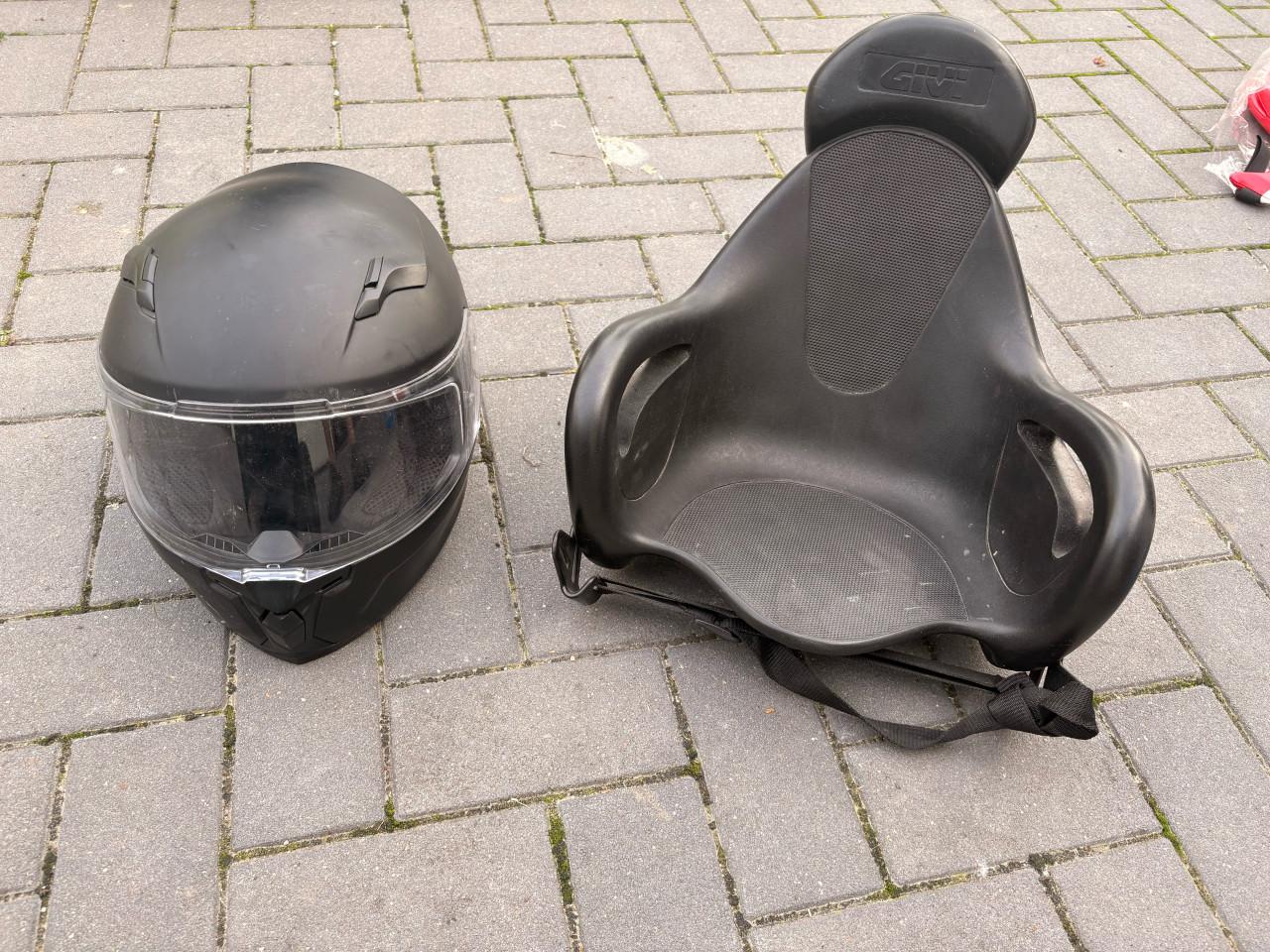Kinder en volwassen helm en scooter zitje (in zeer goede staat)