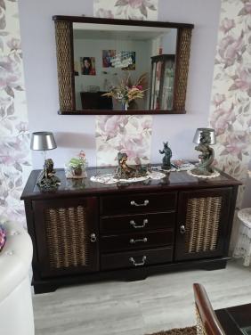 Meubels. Dressoir met spiegel,  Eethoek met 4 stoelen. Theekastje