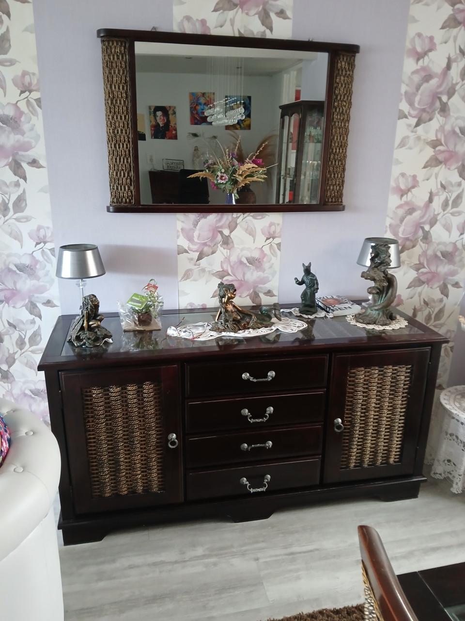 Meubels. Dressoir met spiegel,  Eethoek met 4 stoelen. Theekastje