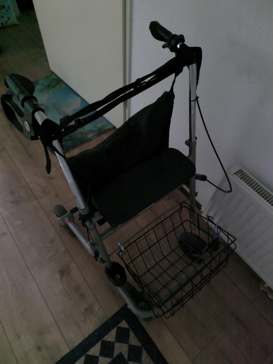 Rollator  met mandje en wandelstokhouder