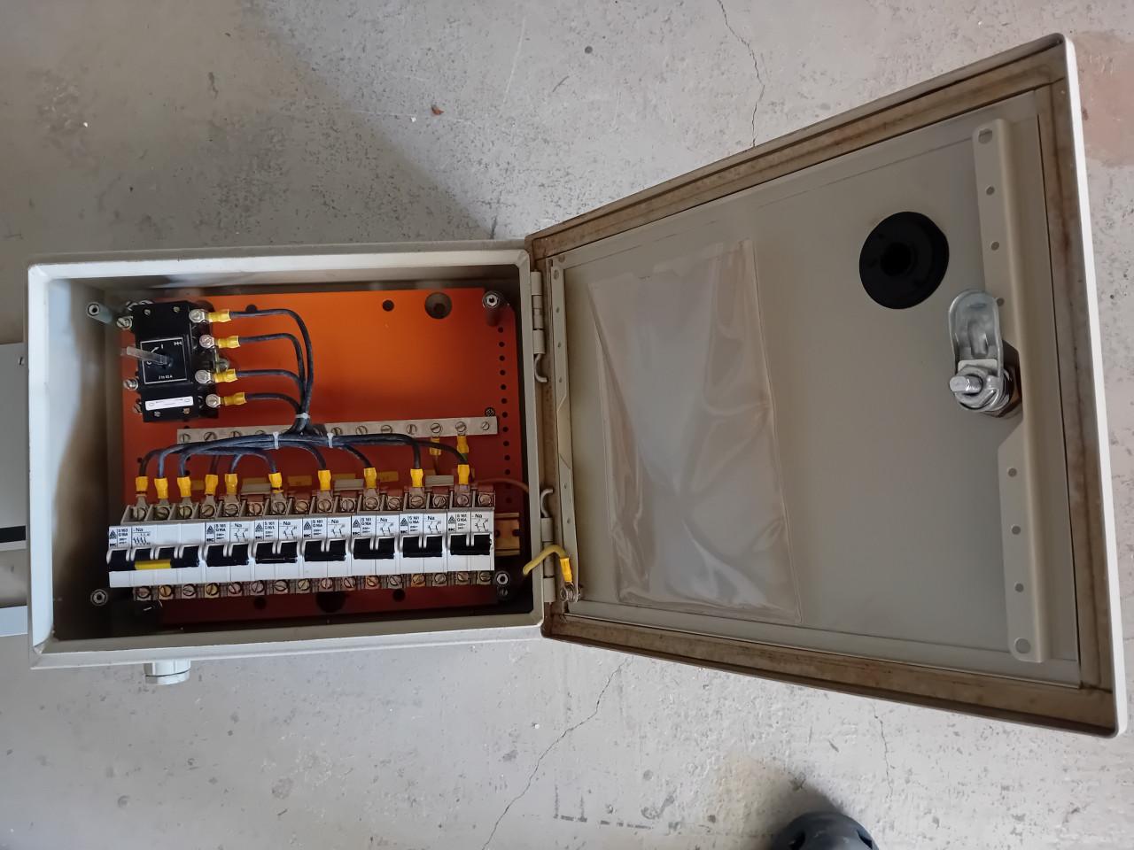 Groepenkast 6 gr. 16 A met krachtautomaat 16 A en hfdsch. 63 A.