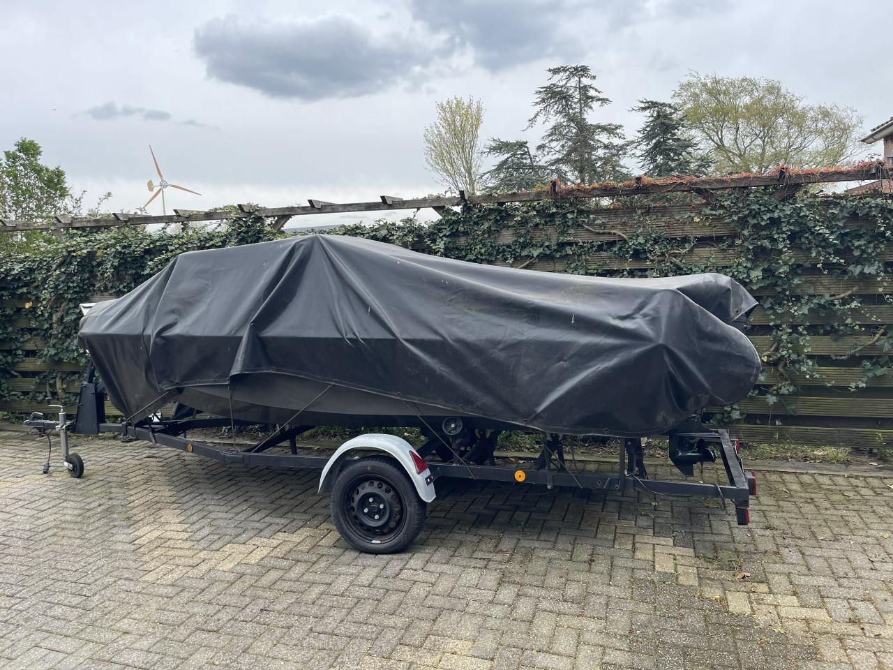 Pilot 420 kajuit boot of visboot met Suzuki 15 pk 4-takt en trailer