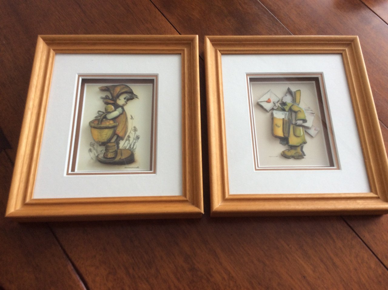 2 Houten lijstjes met 3-dimensionale afbeelding van een Hummeltje.
