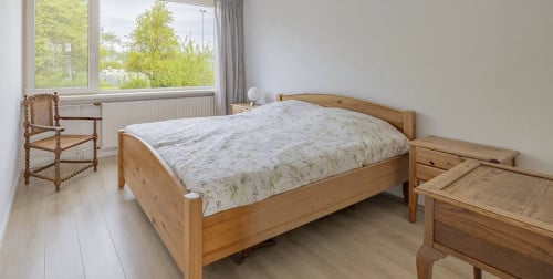 Twee persoons houten bed incl bodem, matrassen, nachtkastjes