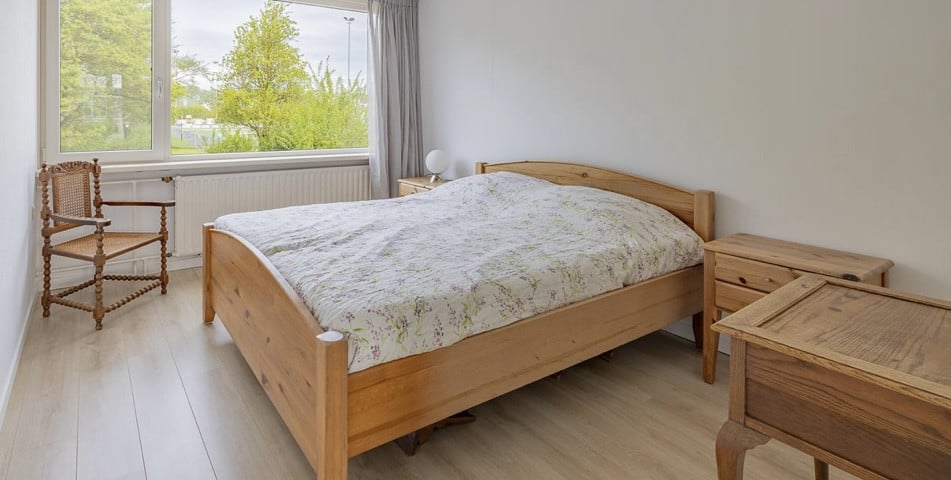 Twee persoons houten bed incl bodem, matrassen, nachtkastjes