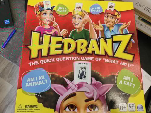 Hedbanz spel (wie ben ik) op zijn engels