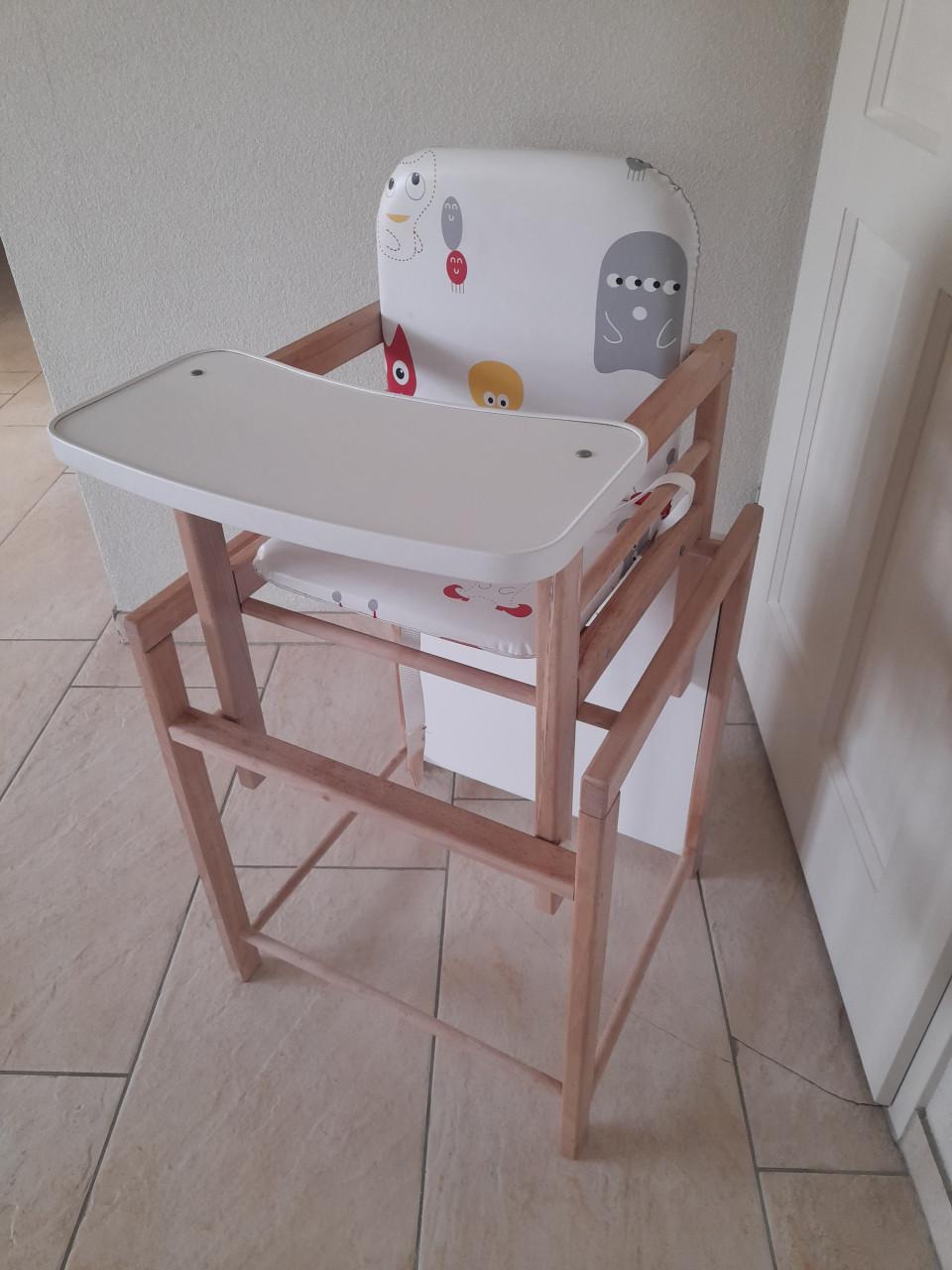 Kinderstoel (ook als stoel en tafel te gebruiken) z.g.a.n.