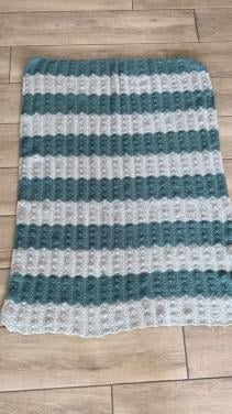 Handgehaakte deken – groen/grijs in golfpatroon – 120 x 150 cm
