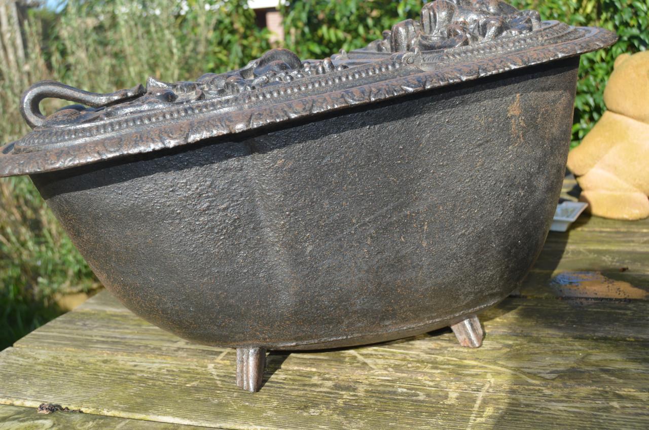 Fraaie, en zware, gietijzeren Kolenkit Leeuwenkop