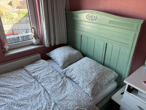 “Antiek” bed (twijfelaar)