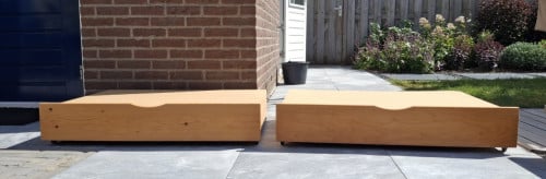 2 opberglades met klep op wieltjes voor onder bed