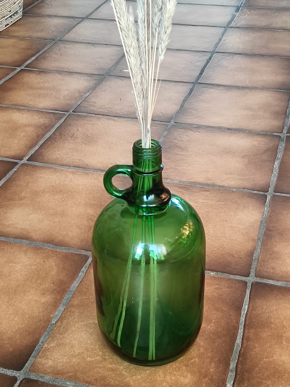 Prachtige brocante donkergroene wijn/ kruikfles met oortje. 2 liter.