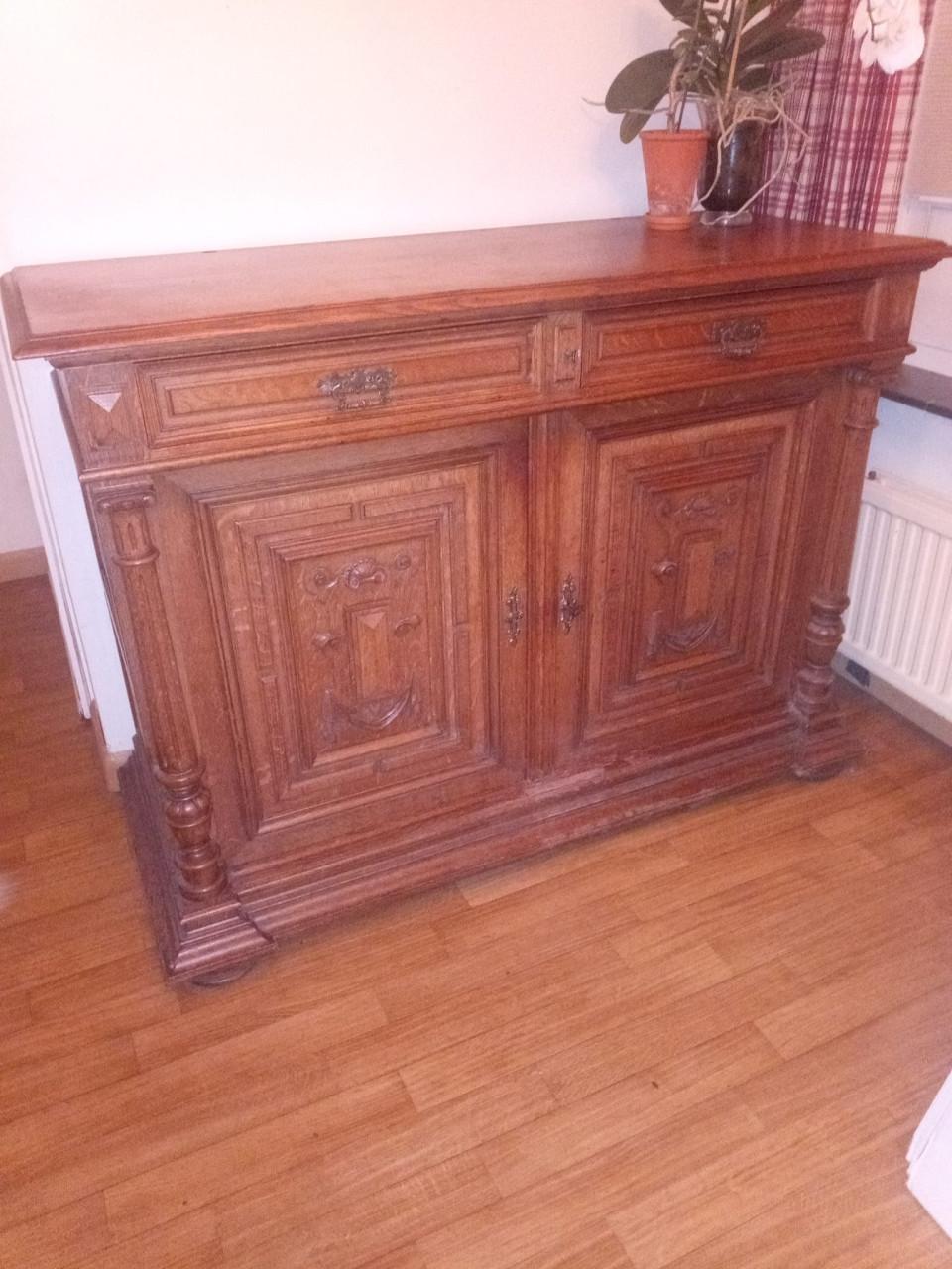 Eikenhouten kast (dressoir)