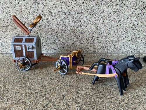 Playmobil strijdwagen en gevangeniswagen en 2 paarden.