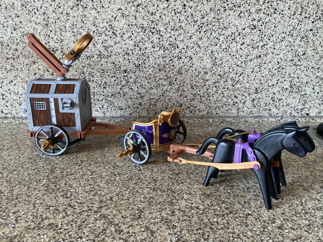 Playmobil strijdwagen en gevangeniswagen en 2 paarden.