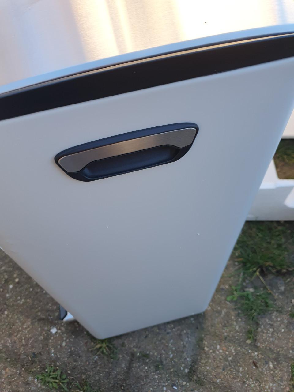 Bayt prullenbak 60 L wit | bijna nieuw, kleine deuk