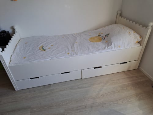 Mooi wit houten kinderbed met opberglades incl lattenbodem en matras!