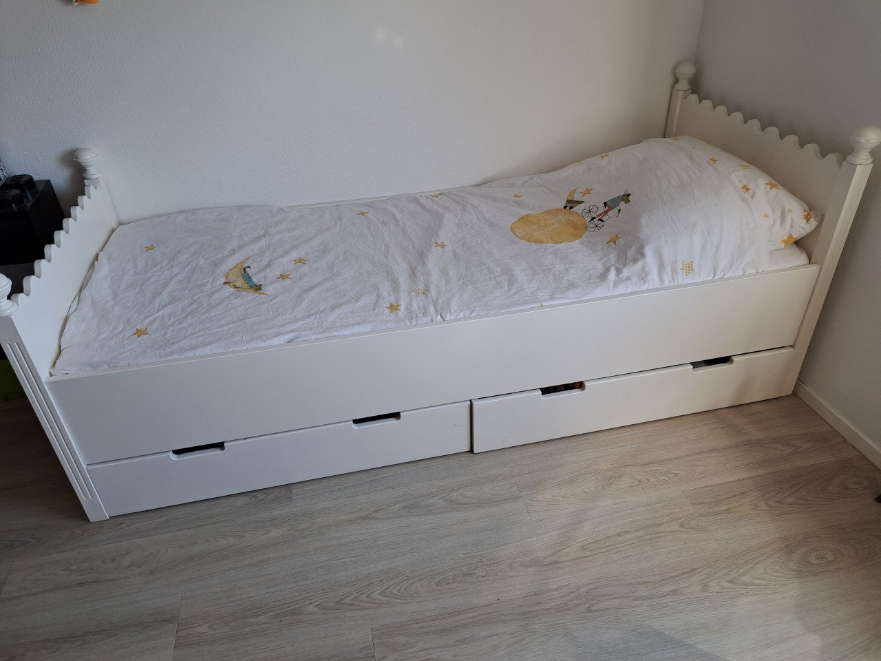 Mooi wit houten kinderbed met opberglades incl lattenbodem en matras!