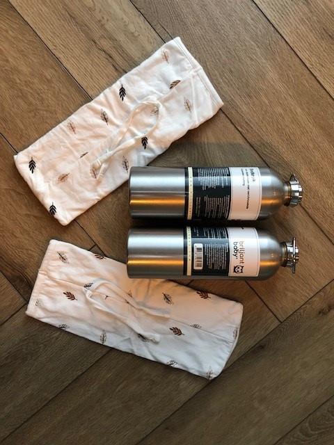 Set van 2 kruiken en 2 kruikenzakken!