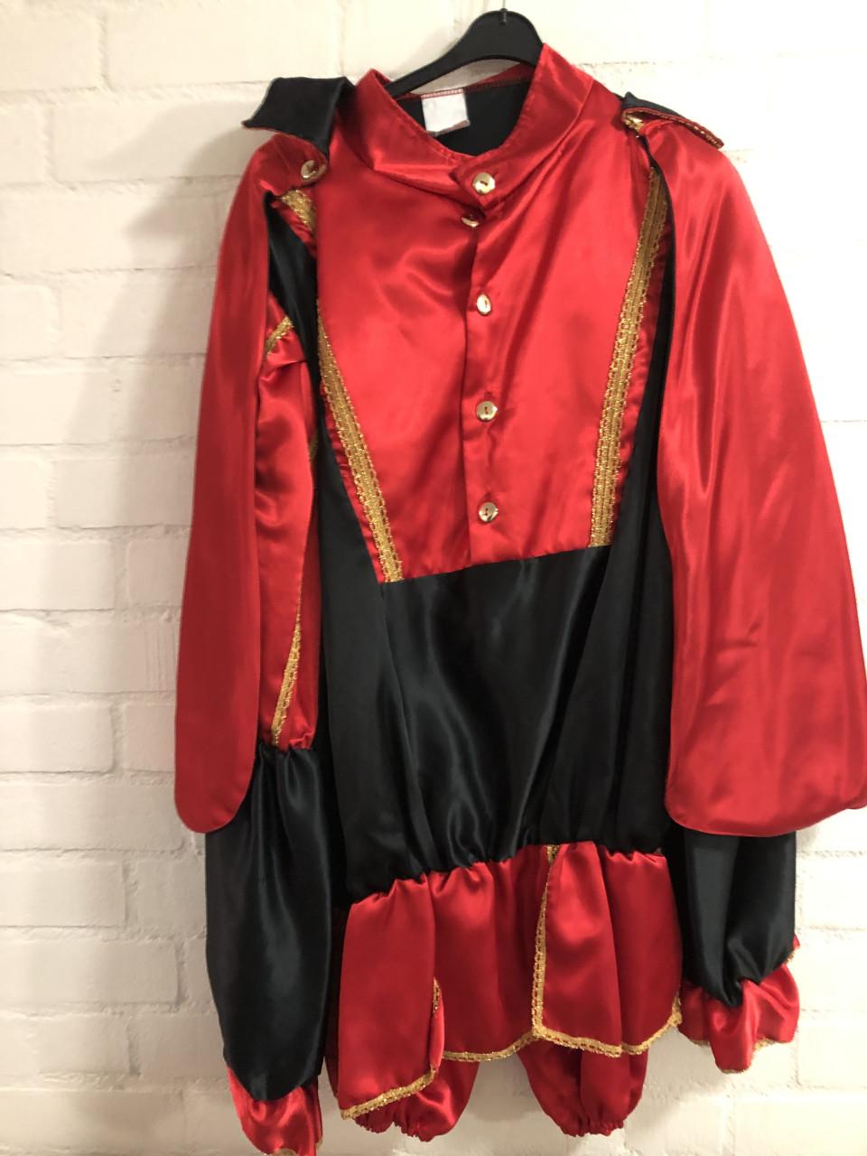 Sinterklaaspak en 2 pietenpakken