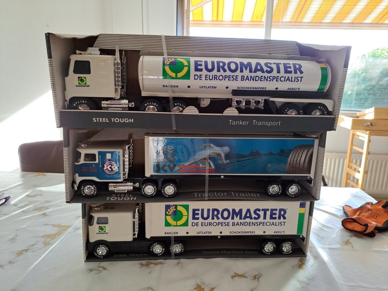 Te koop 3 nieuwe metalen vrachtwagens