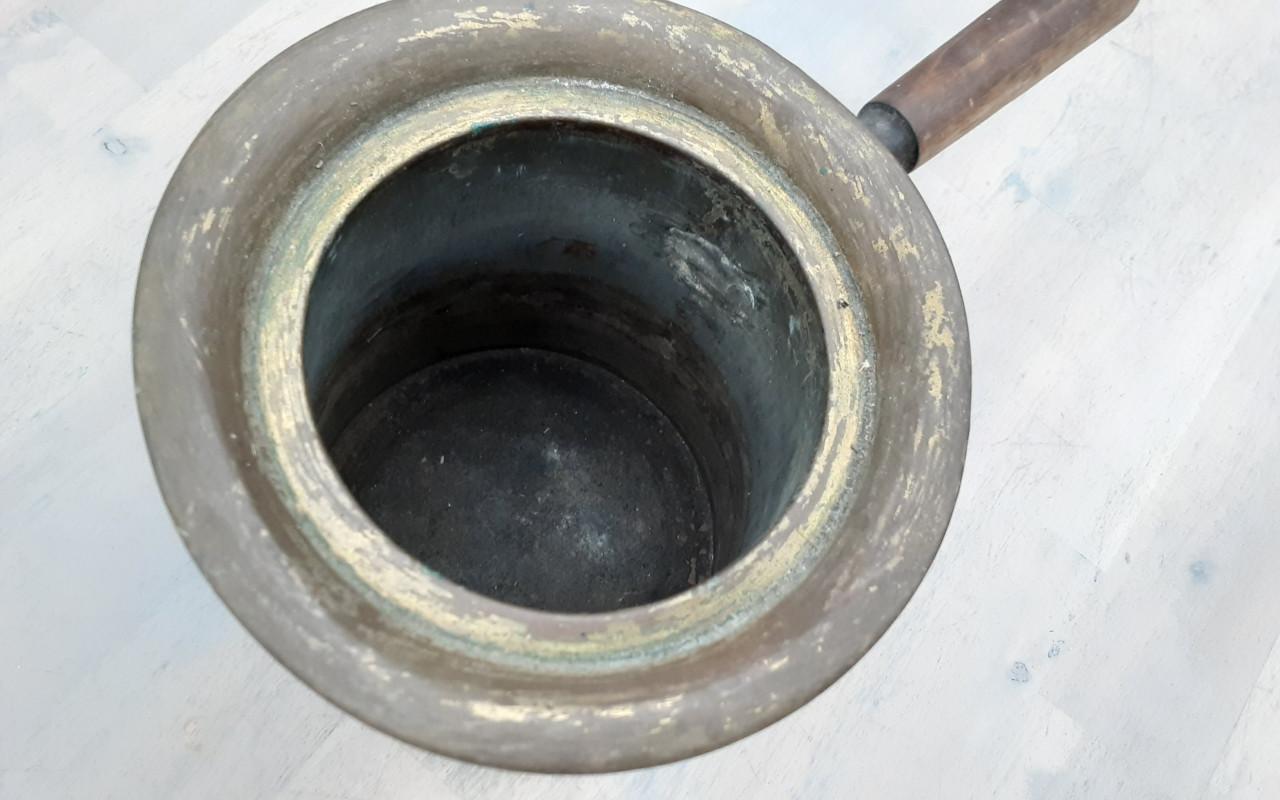 Koperen kan met houten steel