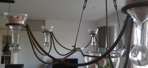 Handgemaakt ornament van glas en smeedwerk