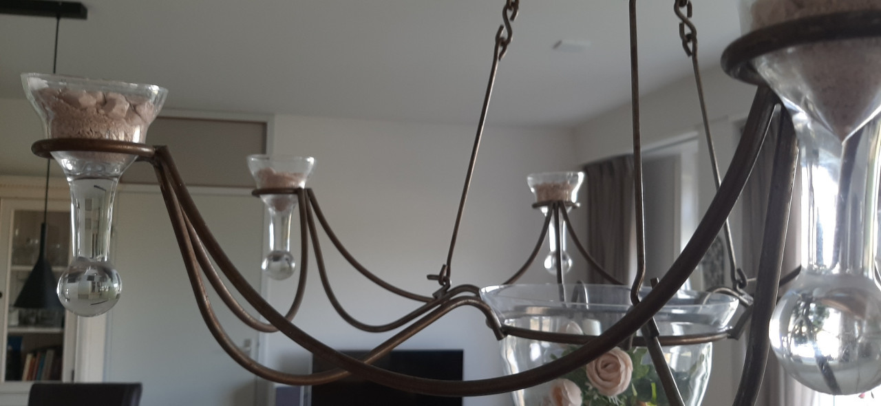 Handgemaakt ornament van glas en smeedwerk