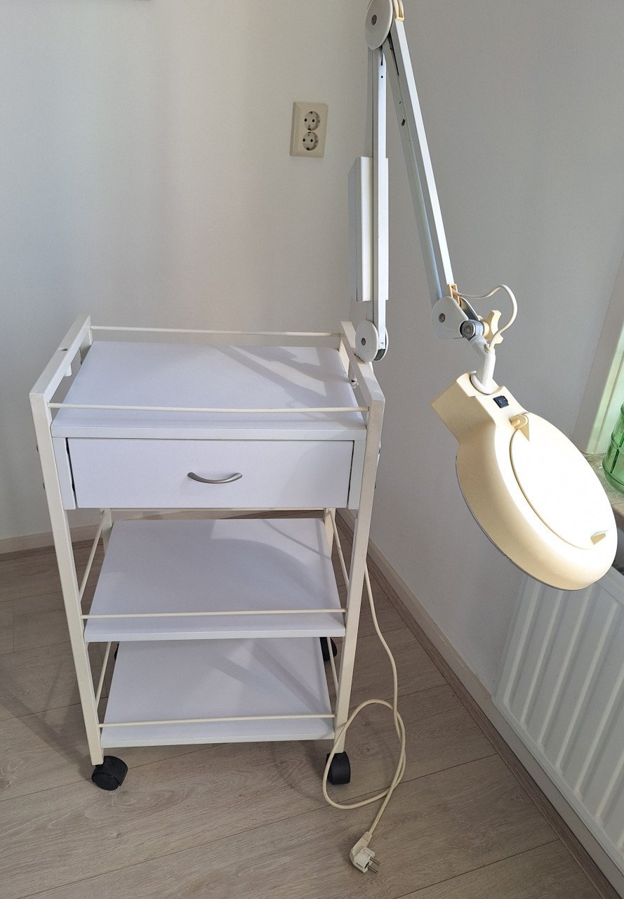 Behandelstoel met tabouret, tafel en loeplamp