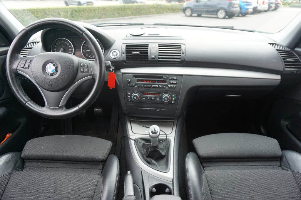 BMW 1 Serie 116i business line airco / elektr. ramen / lm velgen / trekhaak