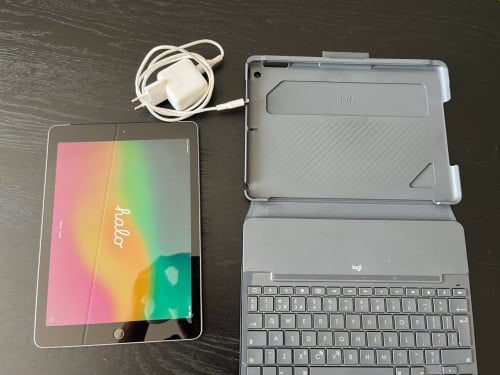 Ipad 6e generatie 32GB Wi‑Fi + Cellular inclusief hoes met toetsenbord