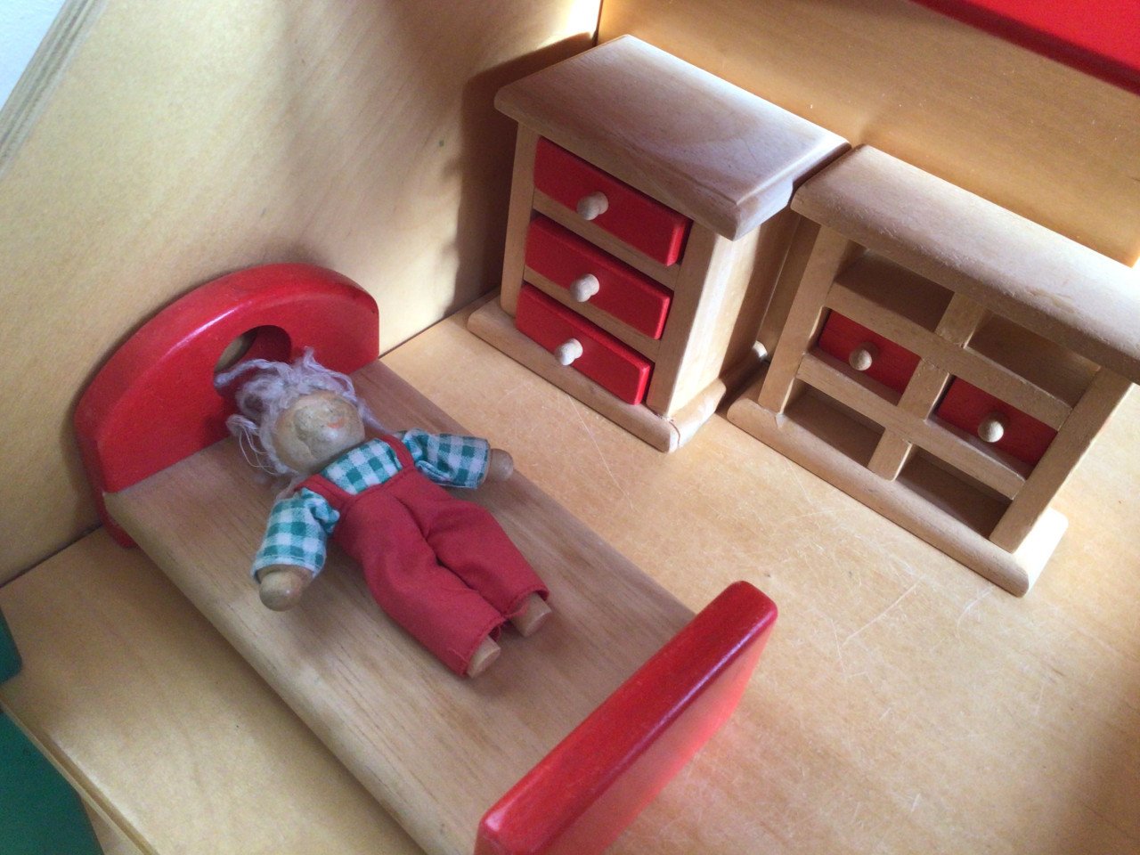 Houten poppenhuis met meubeltjes