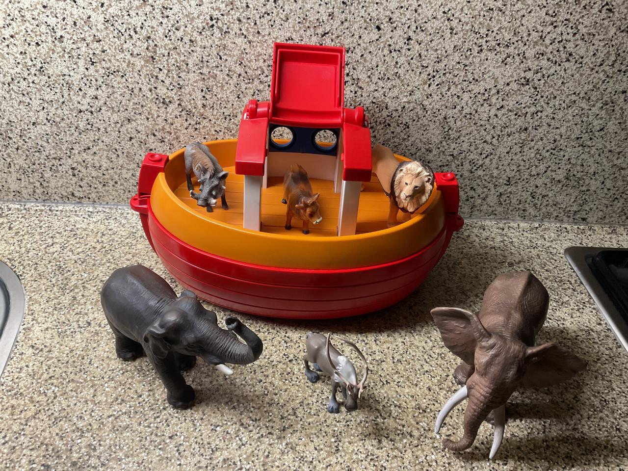 De ark van Noach met verschillende dieren. Olifanten, leeuw, koe, eland etc