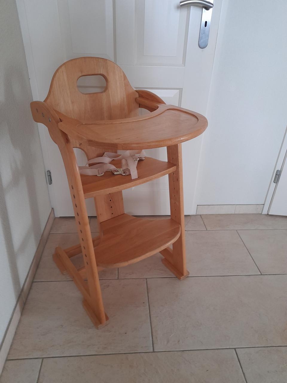 Houten kinderstoel ( in goede nette staat )