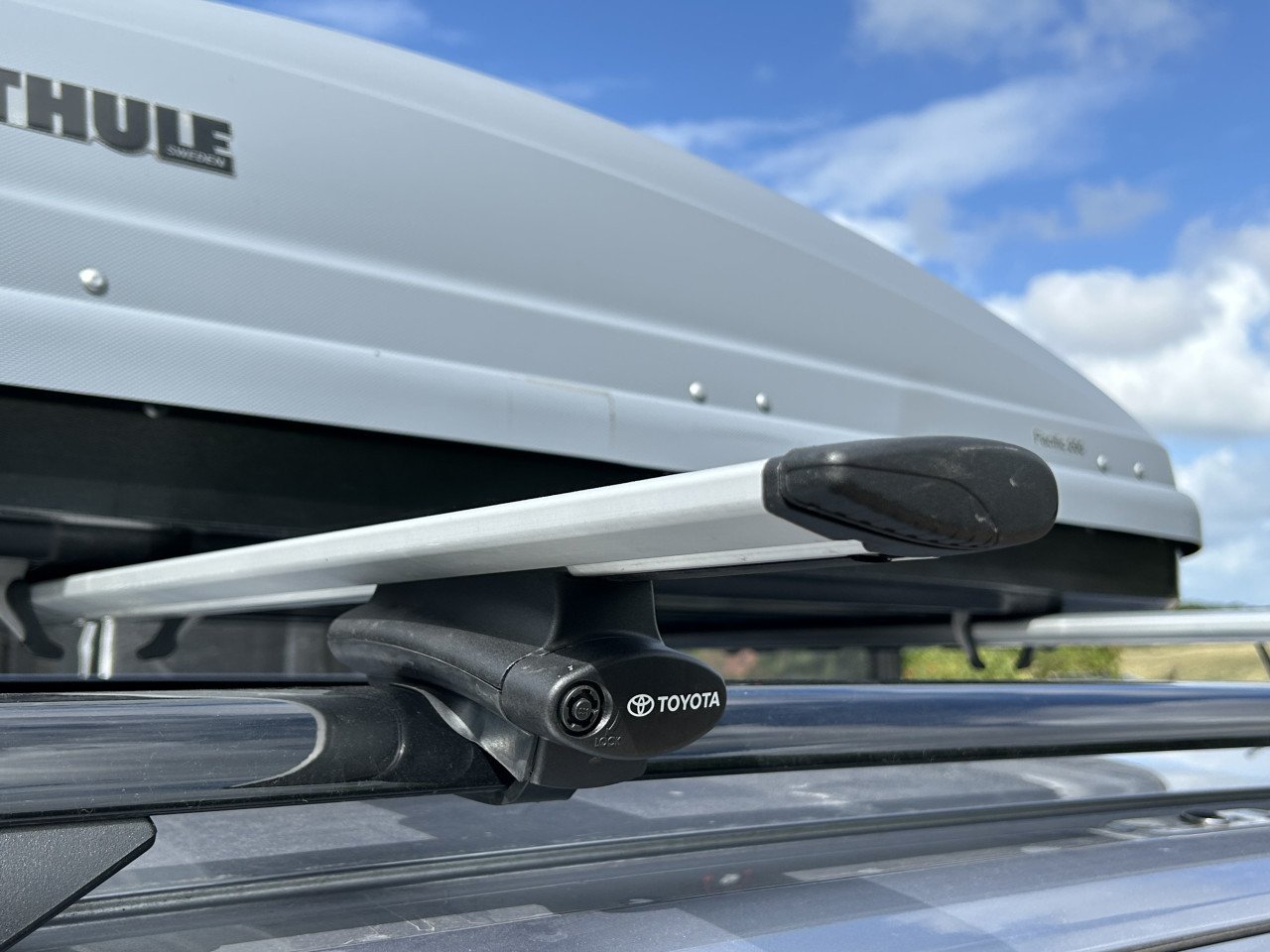 Thule Pacific 200 dakkoffer + dwarsstangen