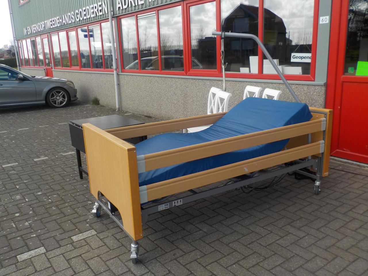 Elektrisch hoog / laag ledikant op stevige wielen  in zeer goede staat