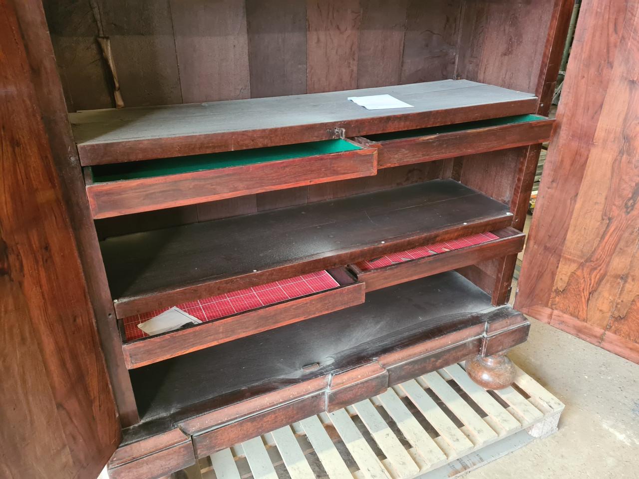 Antieke kast pastoorskast