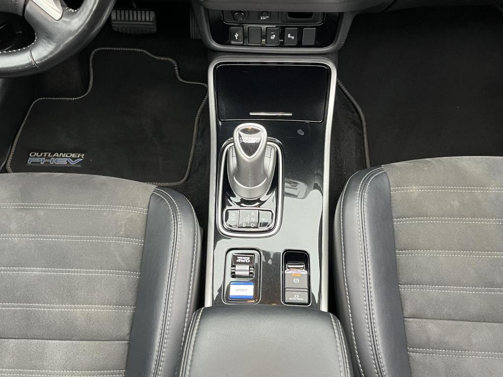 Mitsubishi Outlander 2.4 phev intense+ incl. trekhaak!