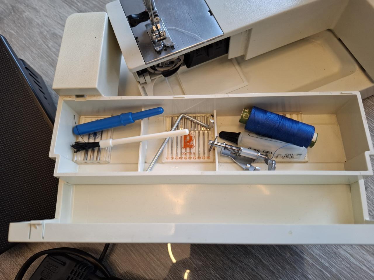 Pfaff tiptronic 1025 Naaimachine met accessoires.