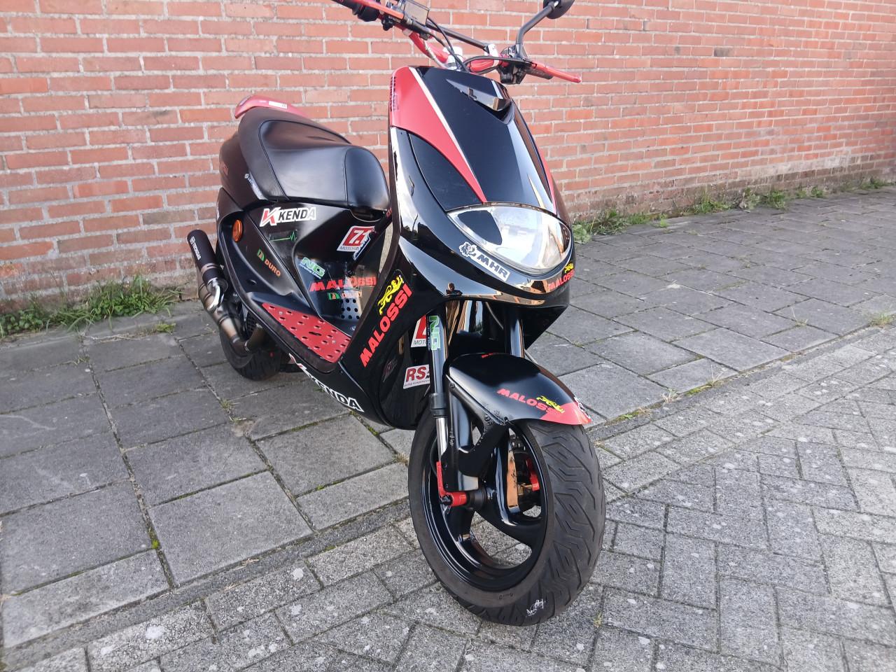 Te koop stoere peugeot vivacity met geel kenteken