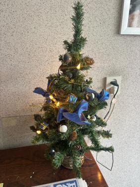 Kerstboompje met versiering en verlichting