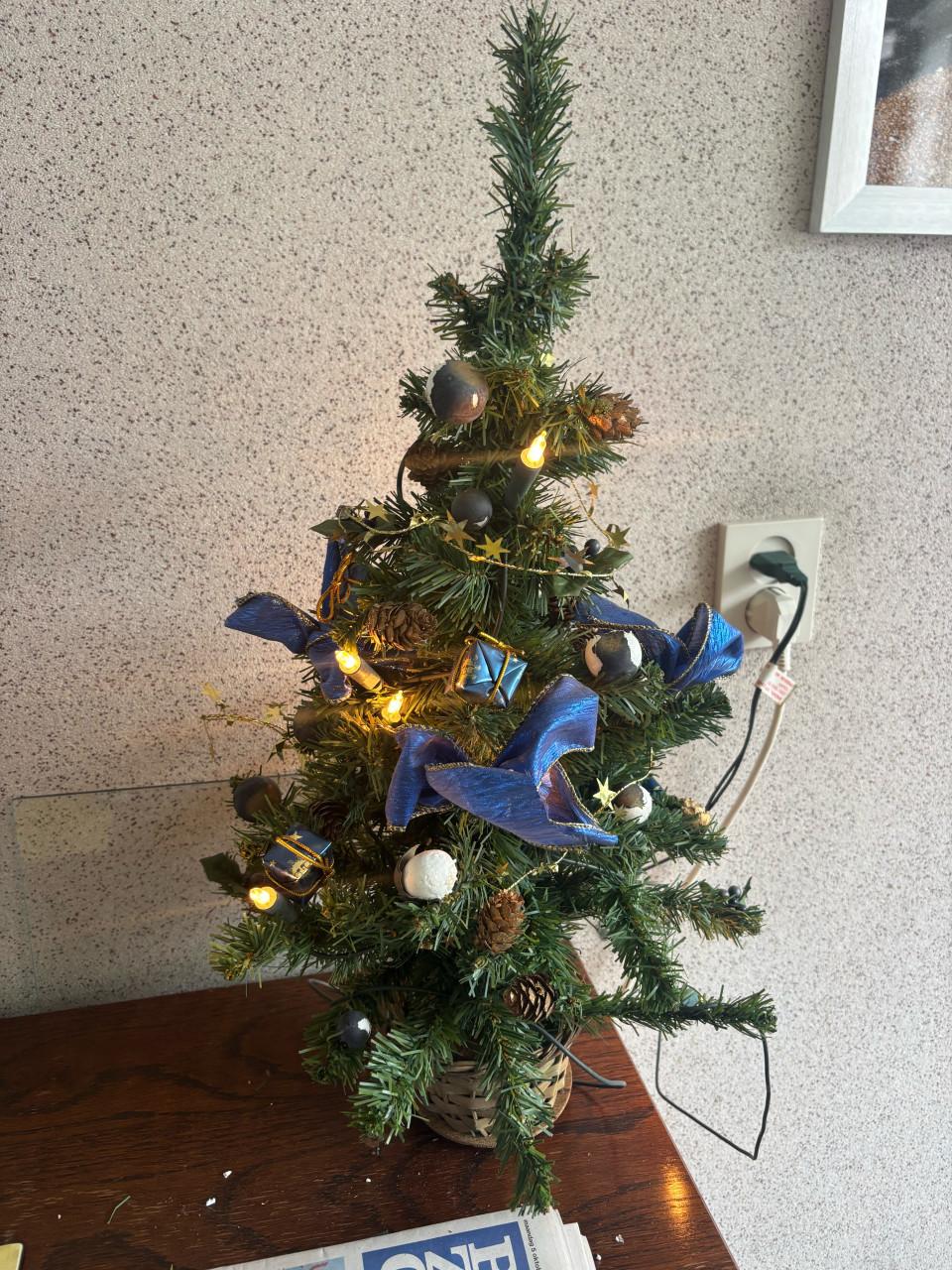 Kerstboompje met versiering en verlichting