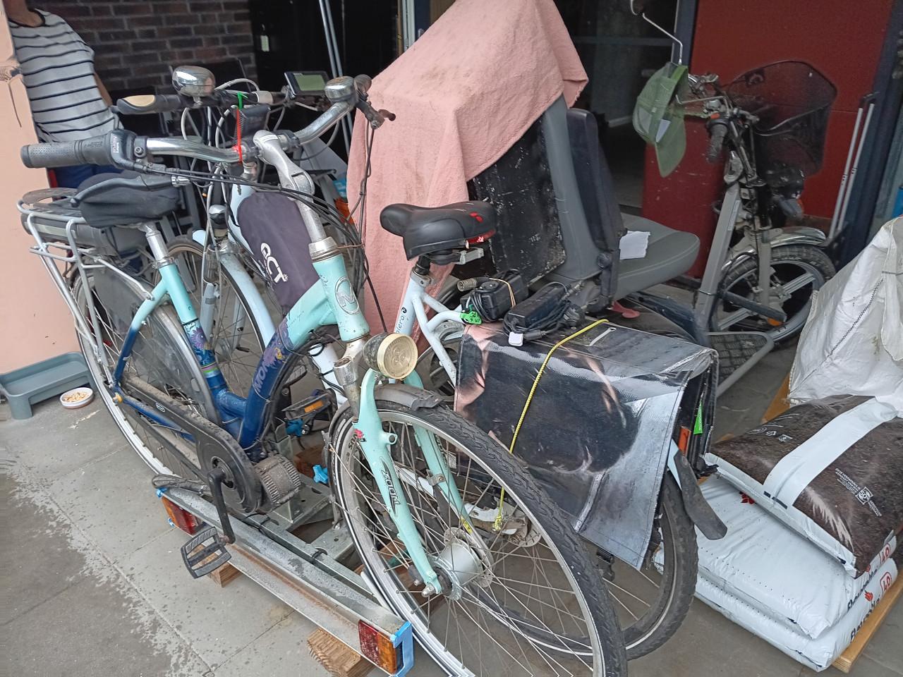 2 dames fietsen omgebouwd tot elektrische fiets.