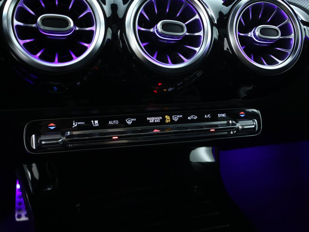 Mercedes-Benz A-Klasse 180 business solution amg | panoramadak | sfeerverli