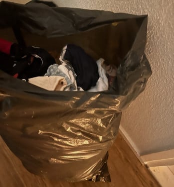 Vuilniszak vol meisjes babykleding. Niet alles gestreken.