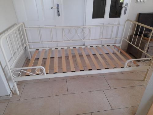 Metalen  bed 90 x 200 (in goede staat )