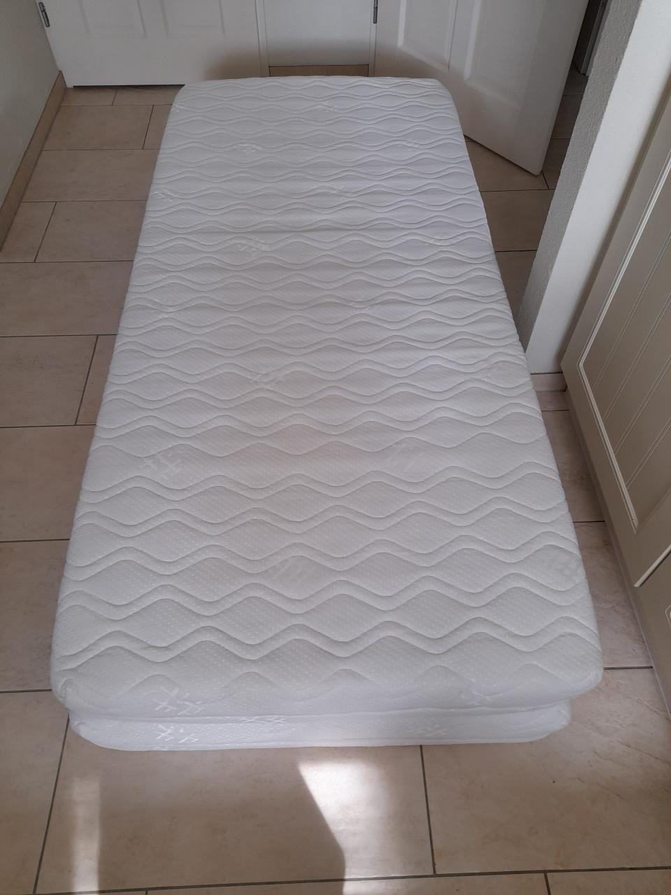 2 x 90 x 200 x 16  Matrassen (in goede schone staat )