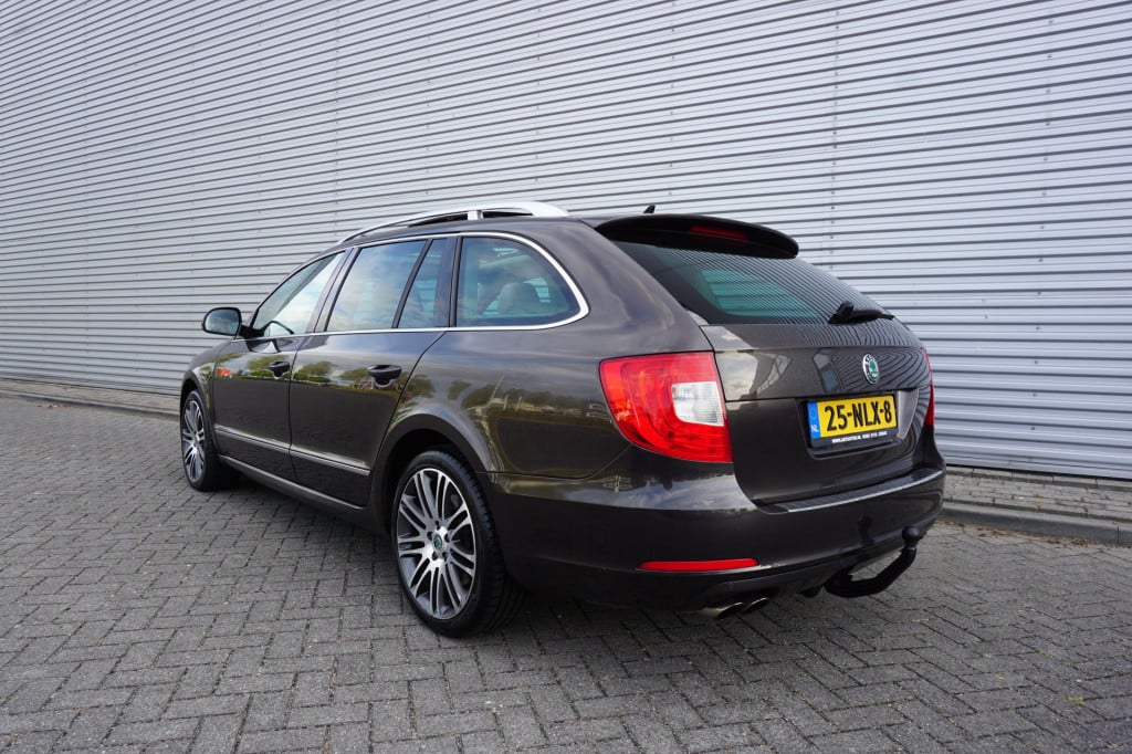 Skoda Superb combi 3.6 fsi elegance 4x4 business line automaat - climate / 
