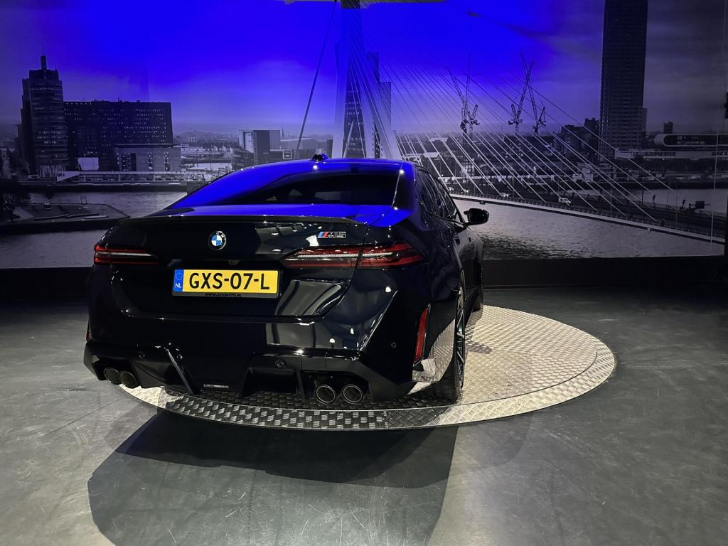 BMW M5 5-serie *limousine v8 m hybrid*carbon extr*b&w*alcantarahemel*nl-aut