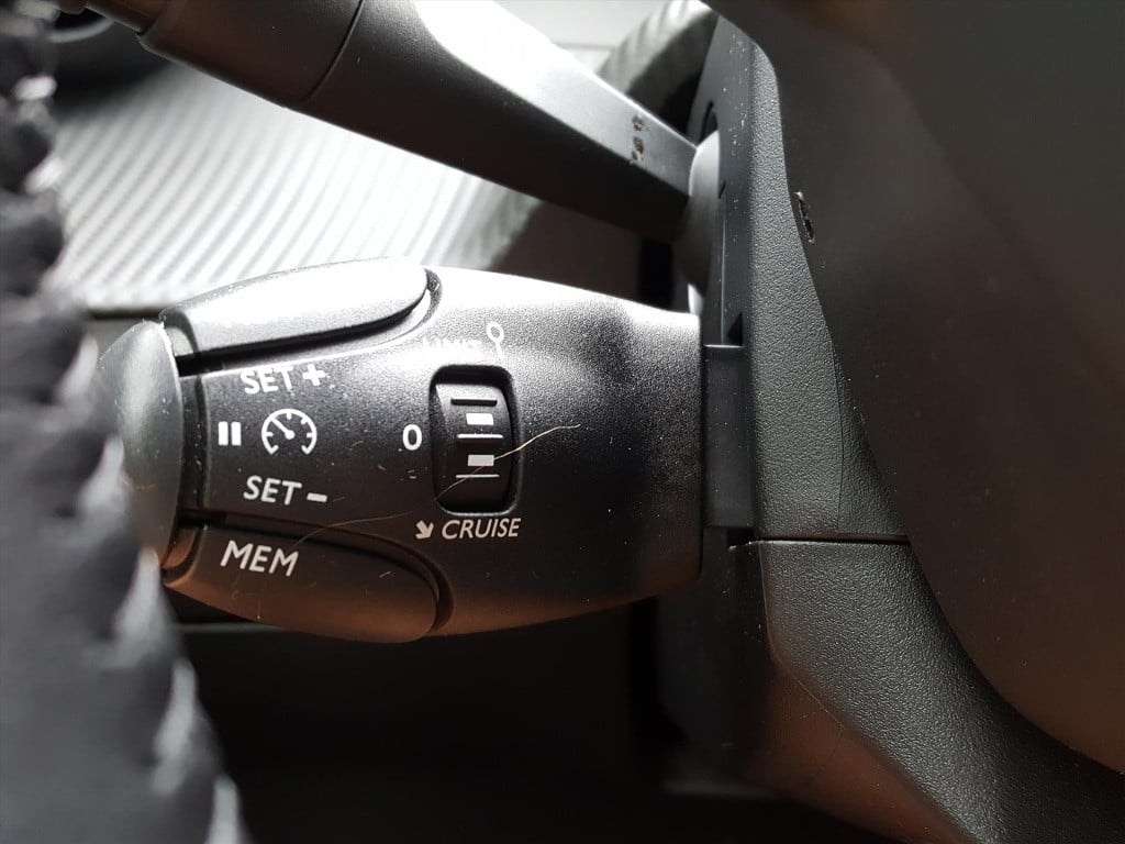 Peugeot 2008 1.2 puretech 100pk allure | navigatie | bluetooth | applecarpl